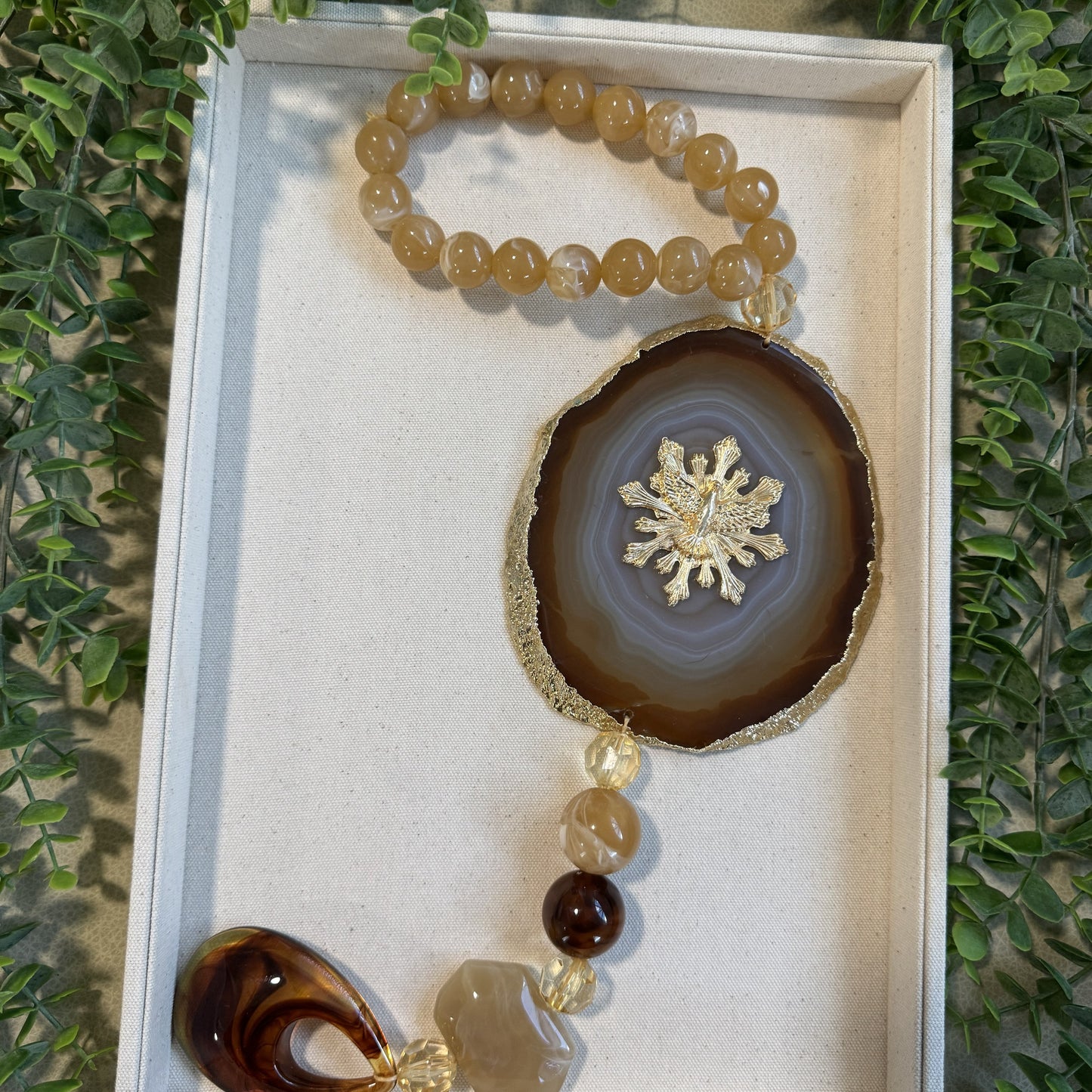 Colar de Mesa Decorativo Espírito Santo em Resina – Tons Caramelo