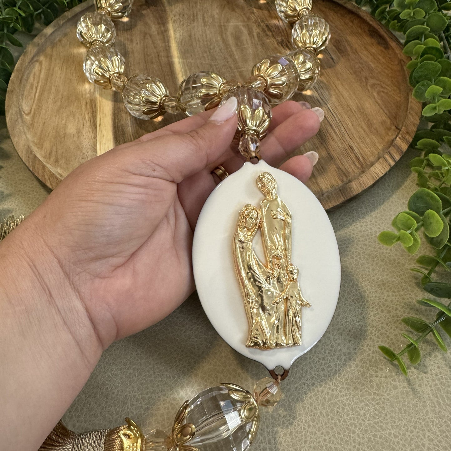 Colar Decorativo Sagrada Família – Presença que Abençoa o Lar