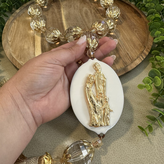 Colar Decorativo Sagrada Família – Presença que Abençoa o Lar