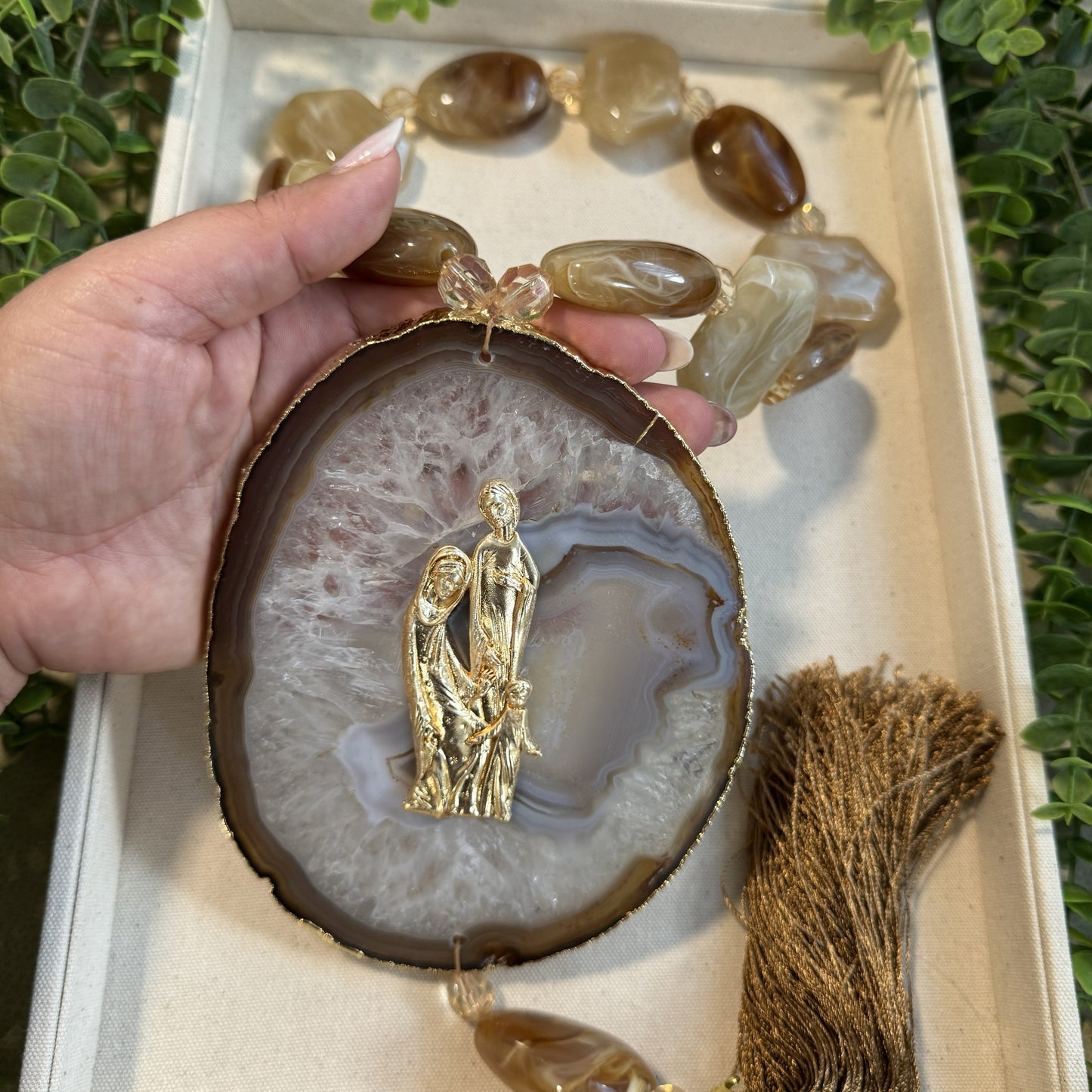 Colar Decorativo Sagrada Família – Medalhão Marmorizado