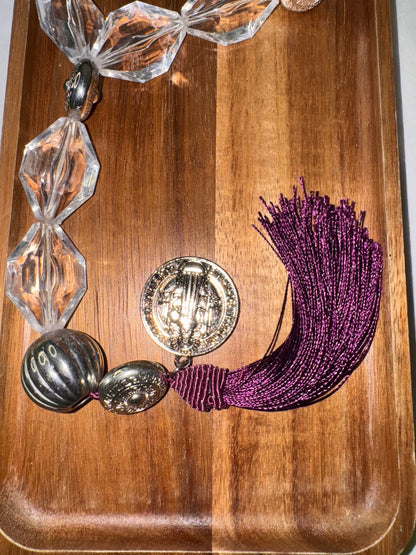 Collar de mesa decorativo con medalla de San Benito