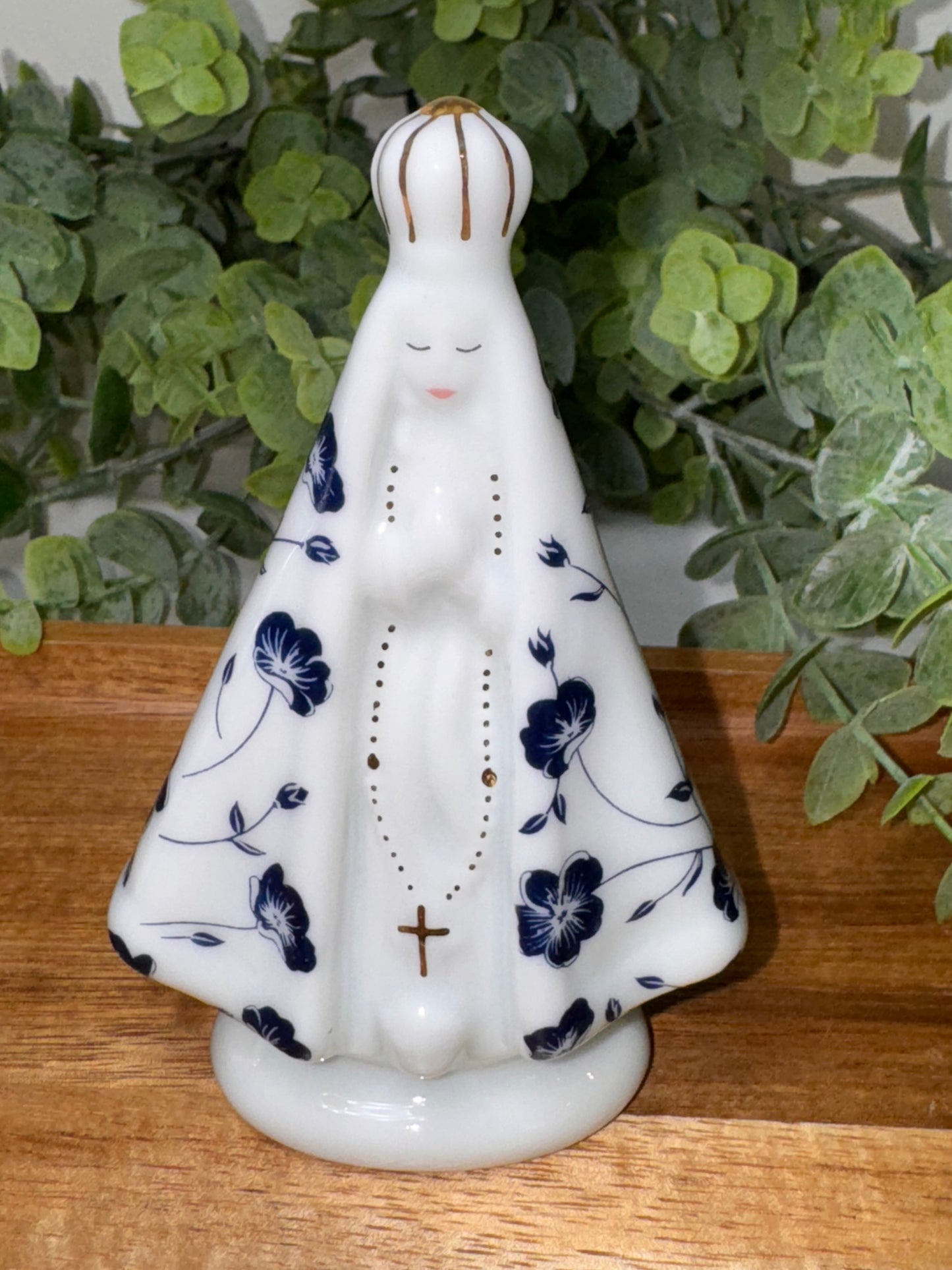Imagen de Nuestra Señora en Porcelana – 10 cm con Detalles Dorados