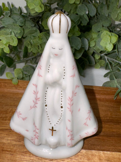 Imagen de Nuestra Señora en Porcelana – 10 cm con Detalles Dorados