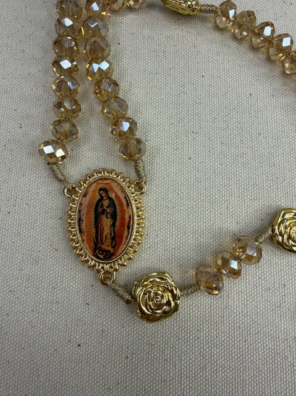 Rosario de cristal Nuestra Señora de Guadalupe con rosas