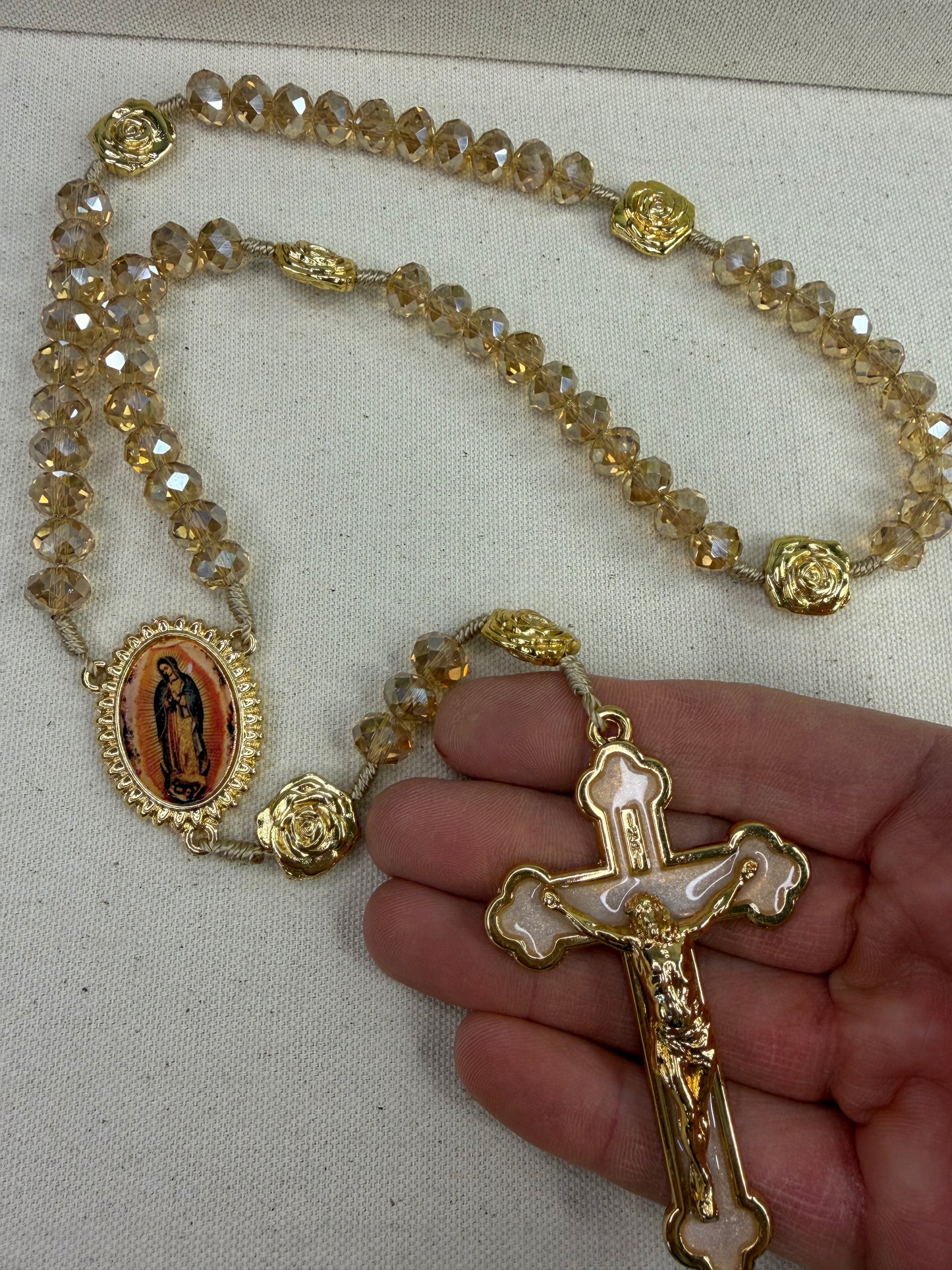 Rosario de cristal Nuestra Señora de Guadalupe con rosas
