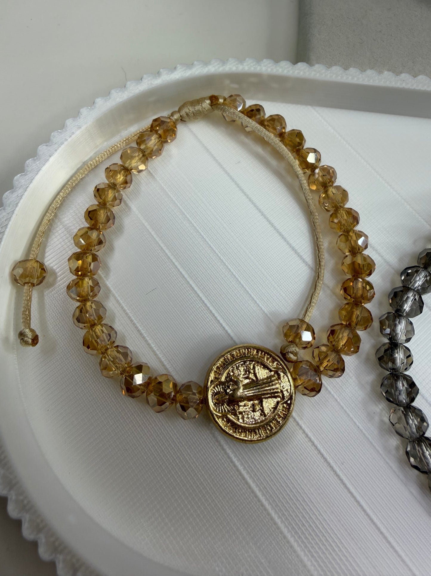 Pulseira Ajustável São Bento em Cristais – Proteção e Fé