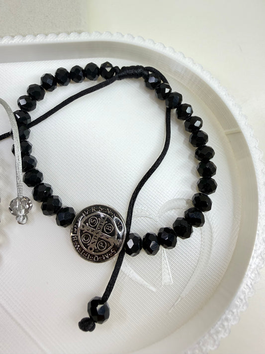 Pulseira Ajustável São Bento em Cristais – Proteção e Fé
