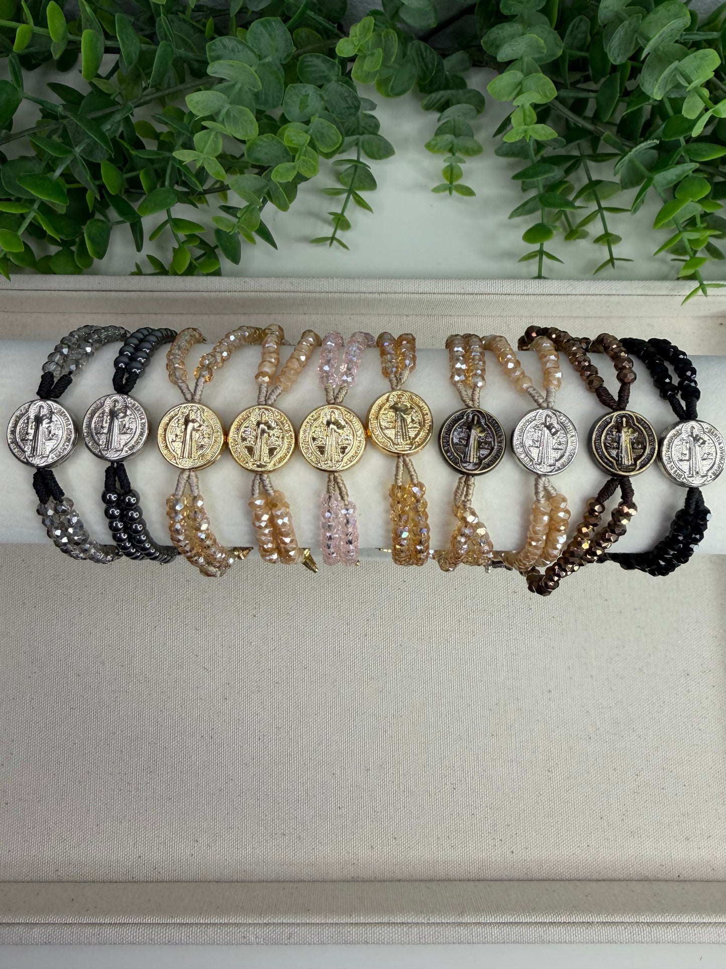Pulseira Terço de São Bento em Cristais – Proteção, Fé e Elegância