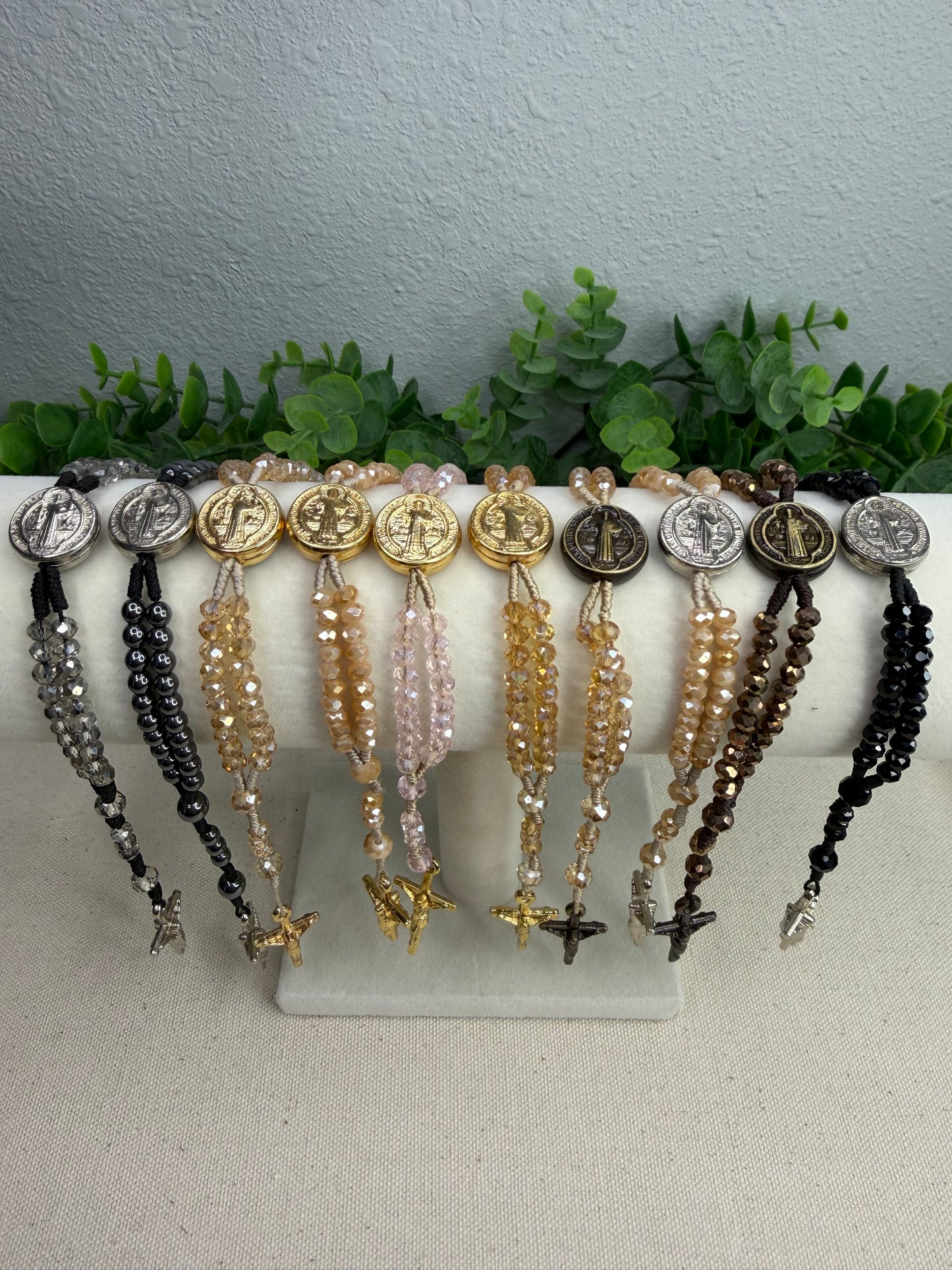 Pulseira Terço de São Bento em Cristais – Proteção, Fé e Elegância