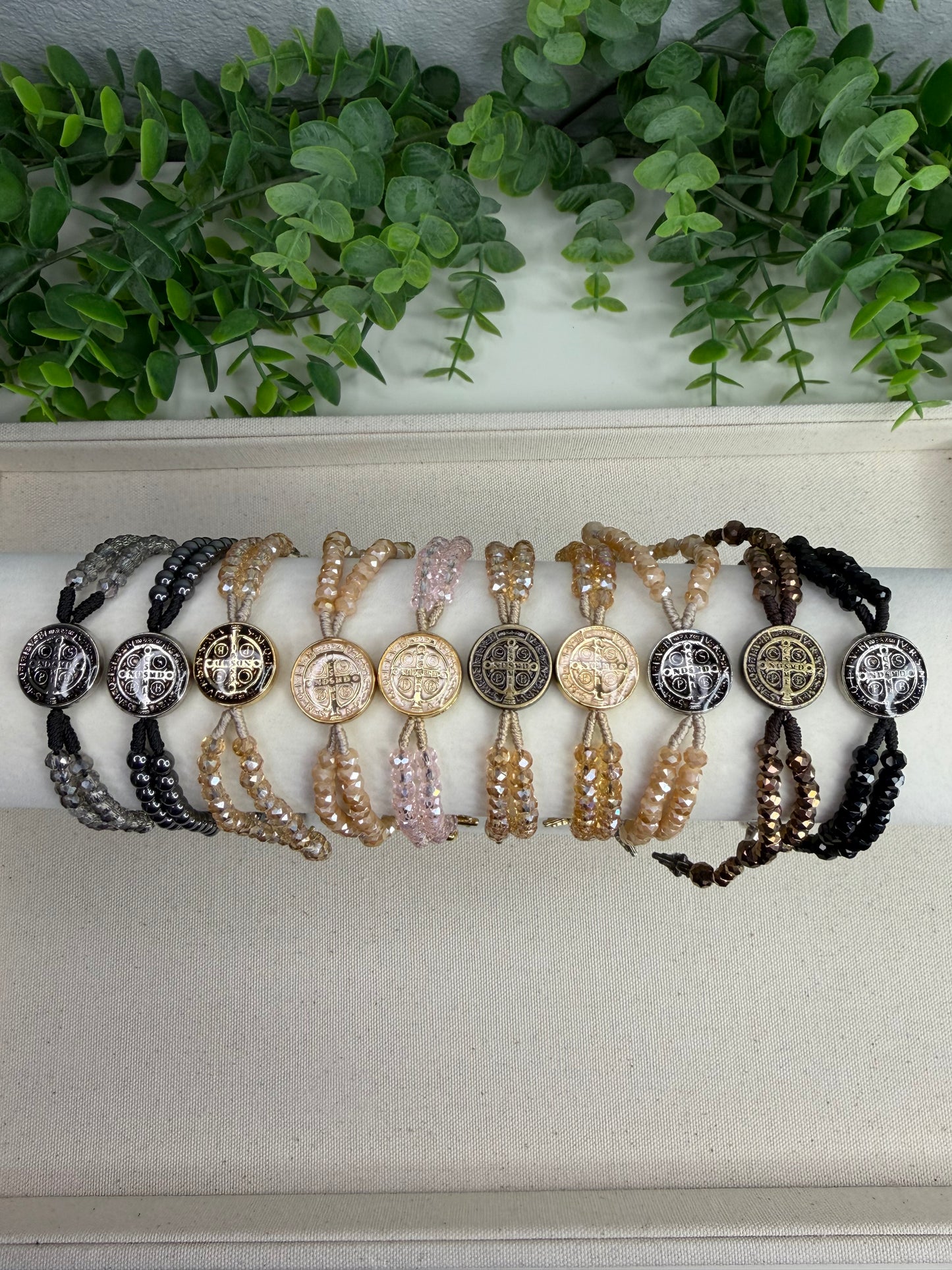 Pulseira Terço de São Bento em Cristais – Proteção, Fé e Elegância