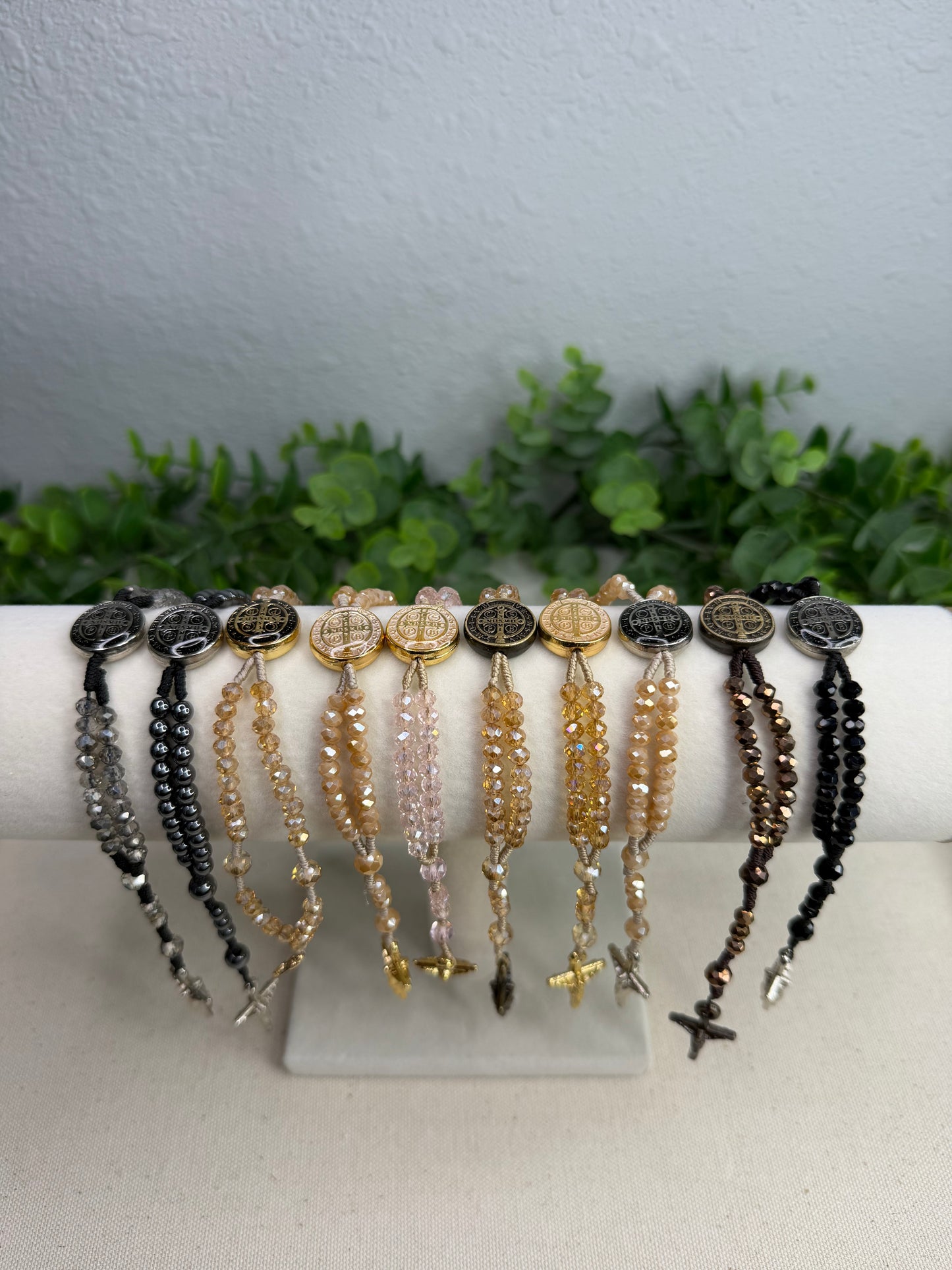 Pulseira Terço de São Bento em Cristais – Proteção, Fé e Elegância