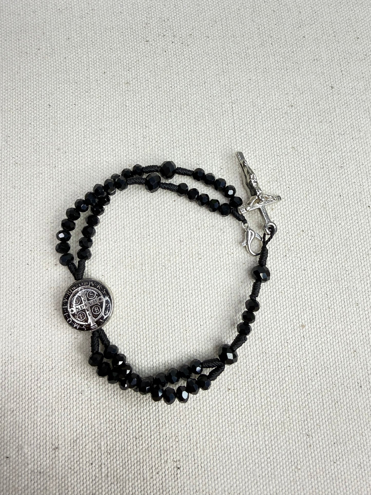 Pulseira Terço de São Bento em Cristais – Proteção, Fé e Elegância
