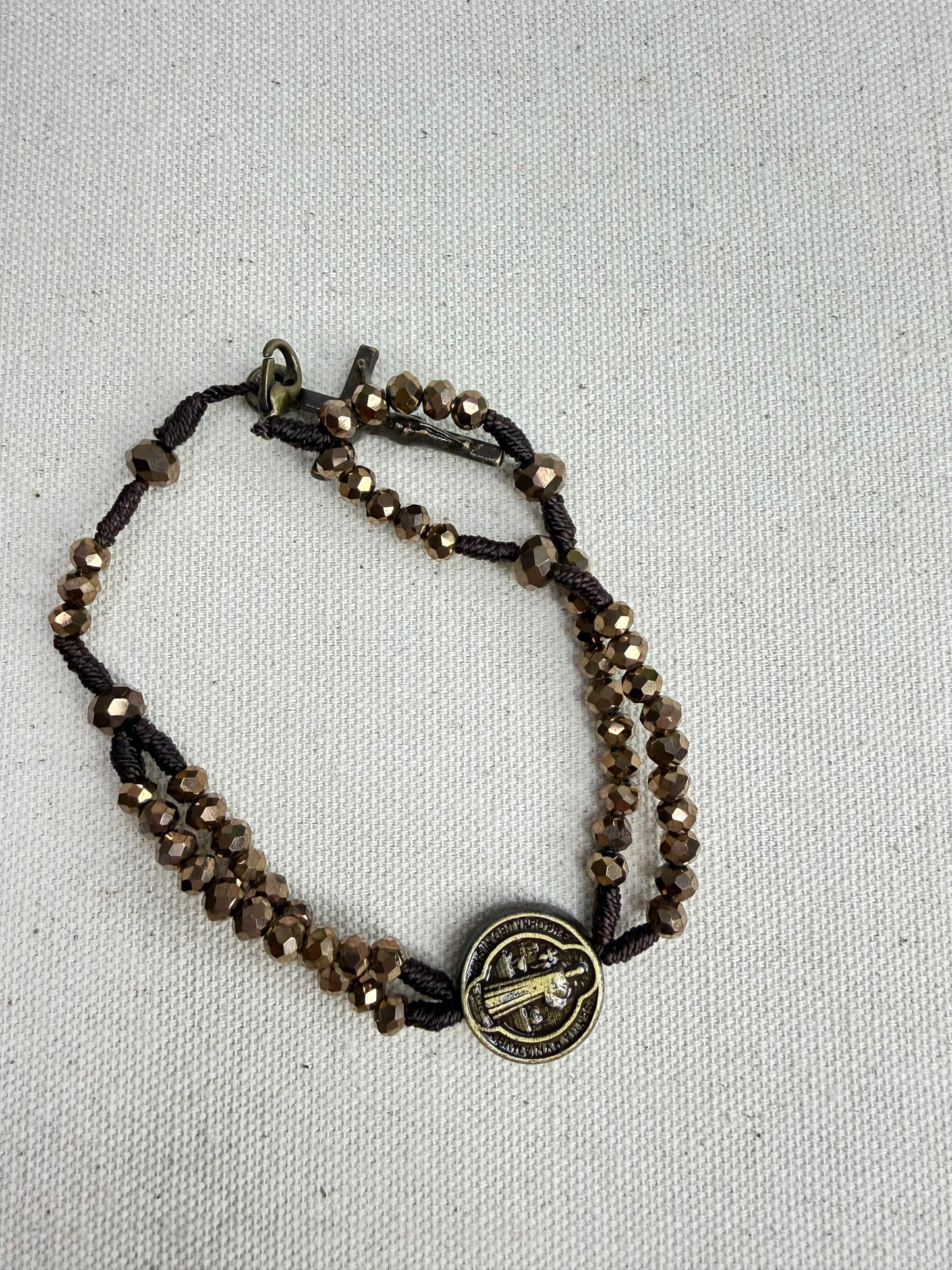 Pulseira Terço de São Bento em Cristais – Proteção, Fé e Elegância