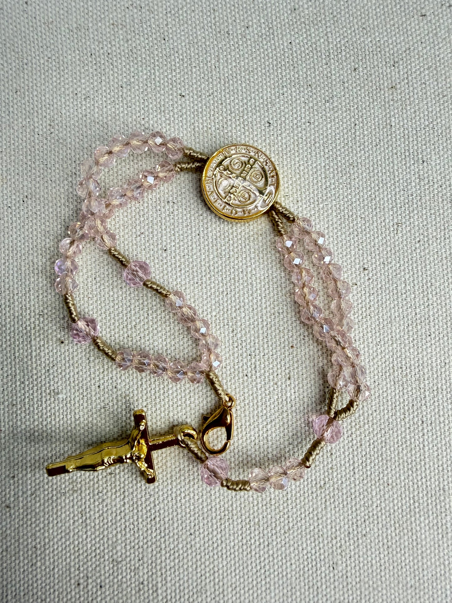 Pulseira Terço de São Bento em Cristais – Proteção, Fé e Elegância