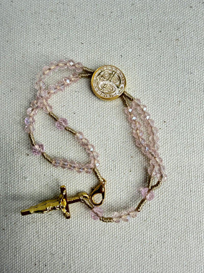 Pulseira Terço de São Bento em Cristais – Proteção, Fé e Elegância