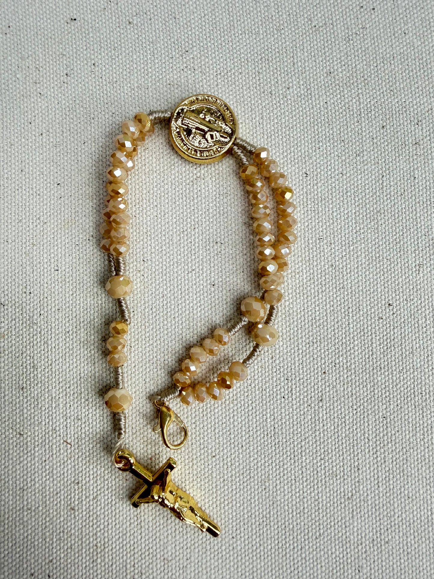 Pulseira Terço de São Bento em Cristais – Proteção, Fé e Elegância