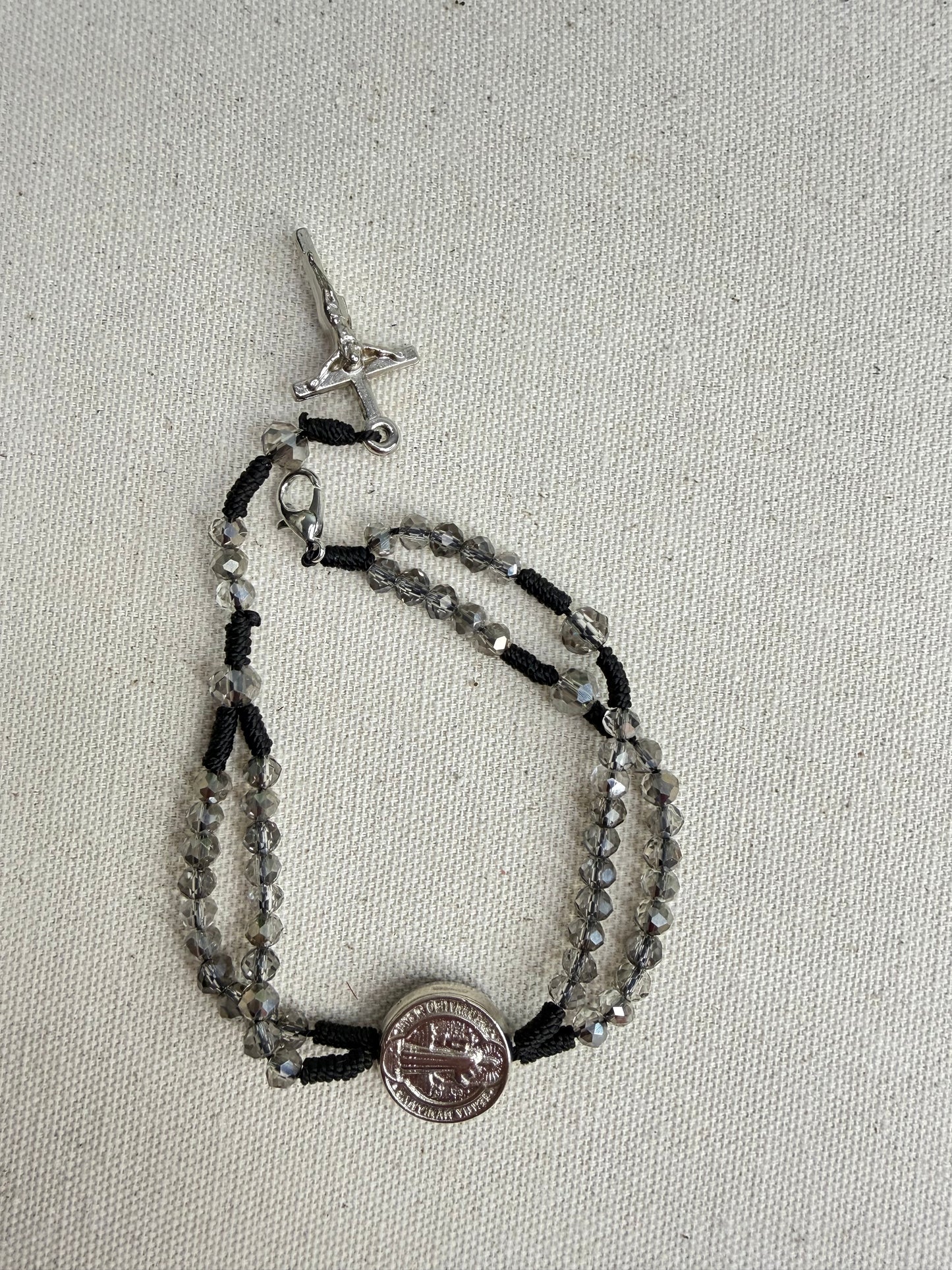 Pulseira Terço de São Bento em Cristais – Proteção, Fé e Elegância