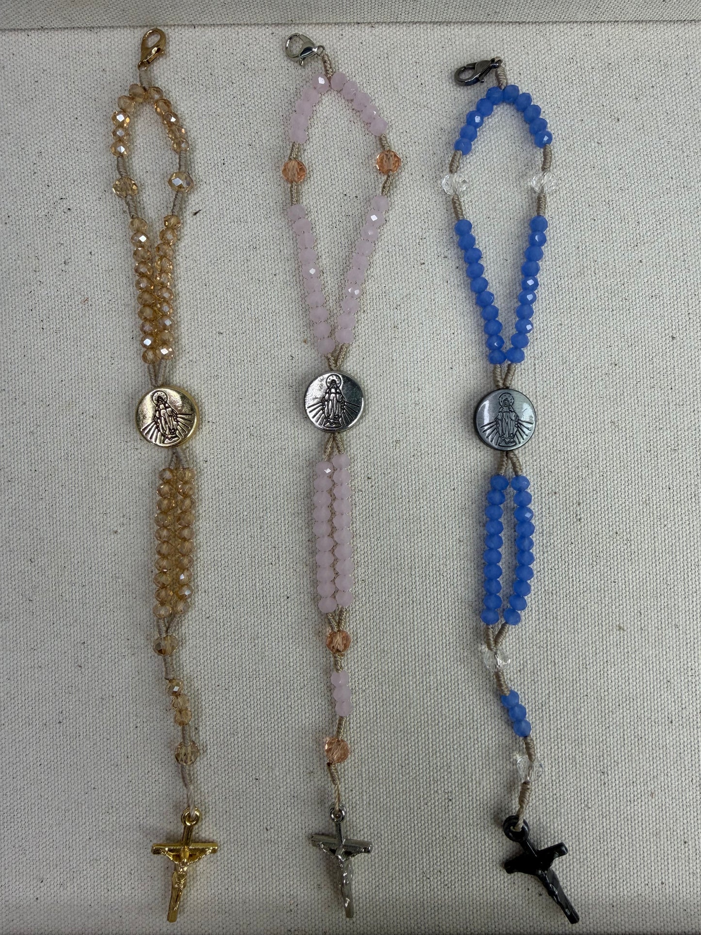 Pulseira Terço de Cristal Nossa Senhora das Graças – Doçura, proteção e fé