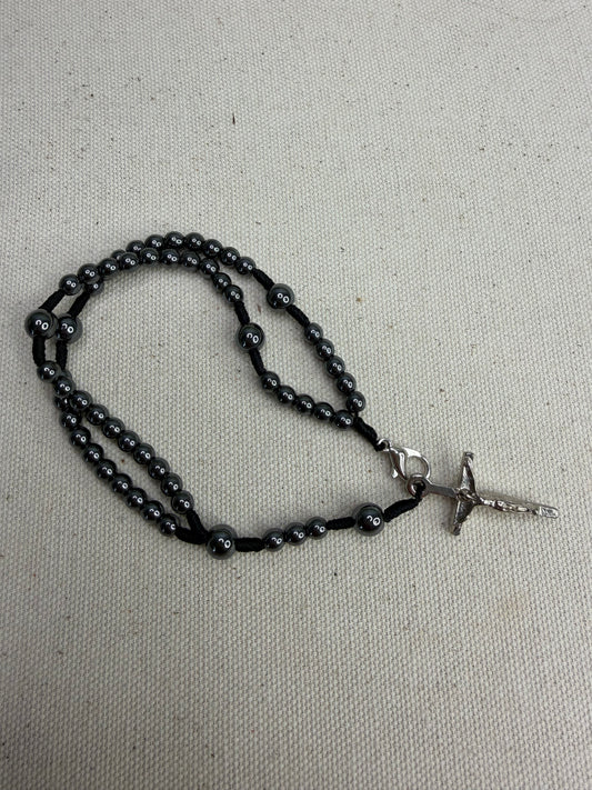 Pulseira Terço em Hematita com Crucifixo – Fé e força no essencial