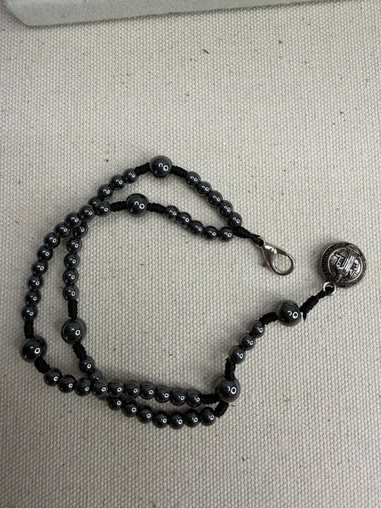 Pulseira Terço São Bento em Hematita – Proteção, força e fé
