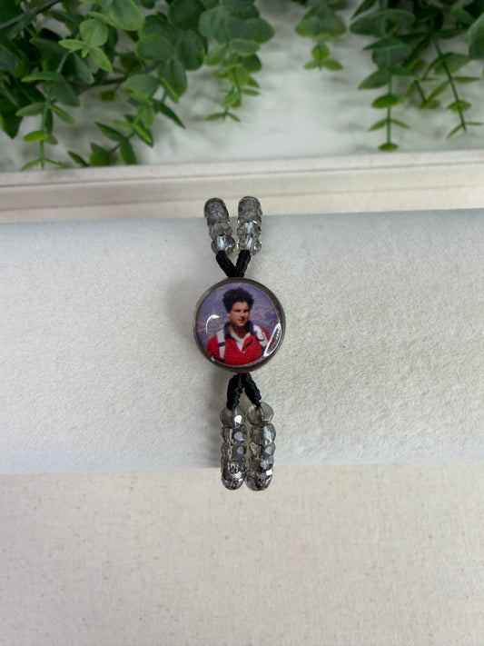 Pulseira Terço São Carlo Acutis – Fé viva em cada detalhe (Fumê)