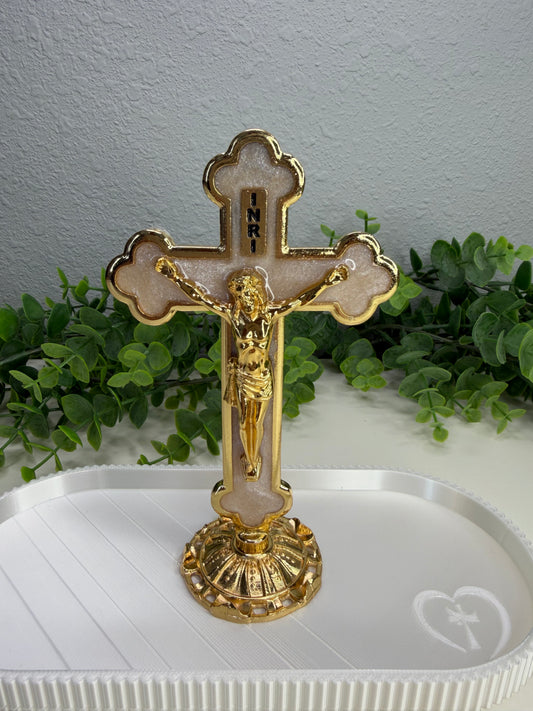 Crucifixo de Mesa – Presença Viva de Fé e Esperança (Dourado com Detalhe Perolado)