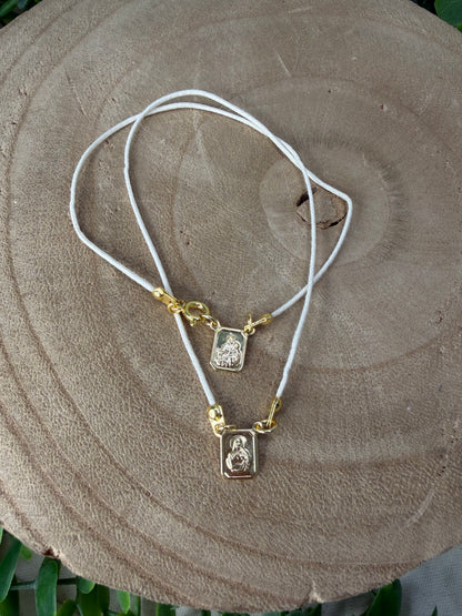 Escapulário Choker de Cordão – Banhado a Ouro