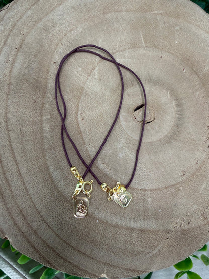 Escapulário Choker de Cordão – Banhado a Ouro