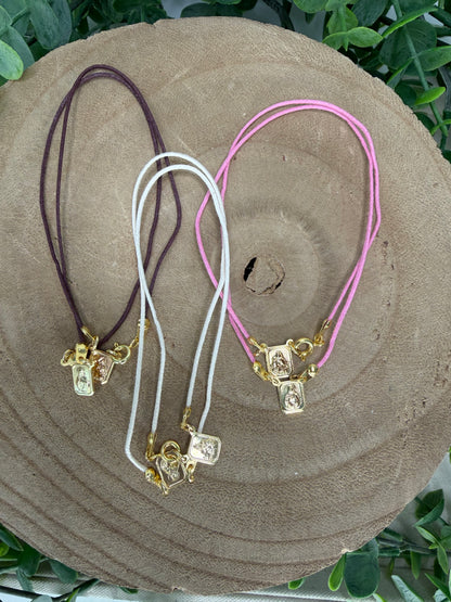 Escapulário Choker de Cordão – Banhado a Ouro