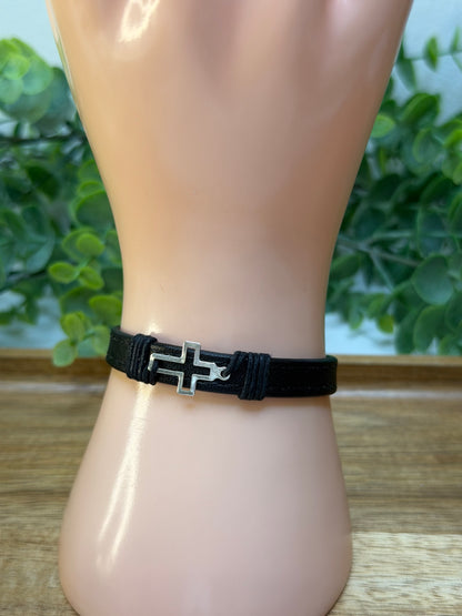 Pulseira Corino com Cruz Vazado