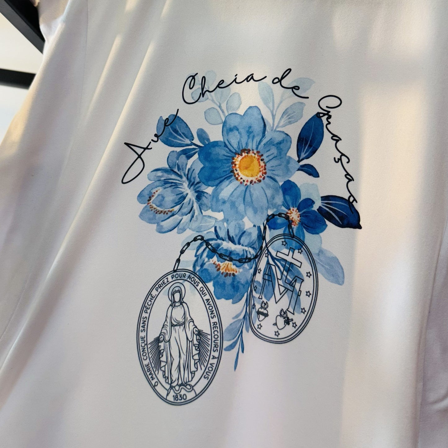 Camiseta Ave Cheia de Graça – Medalha Milagrosa (Unisex)