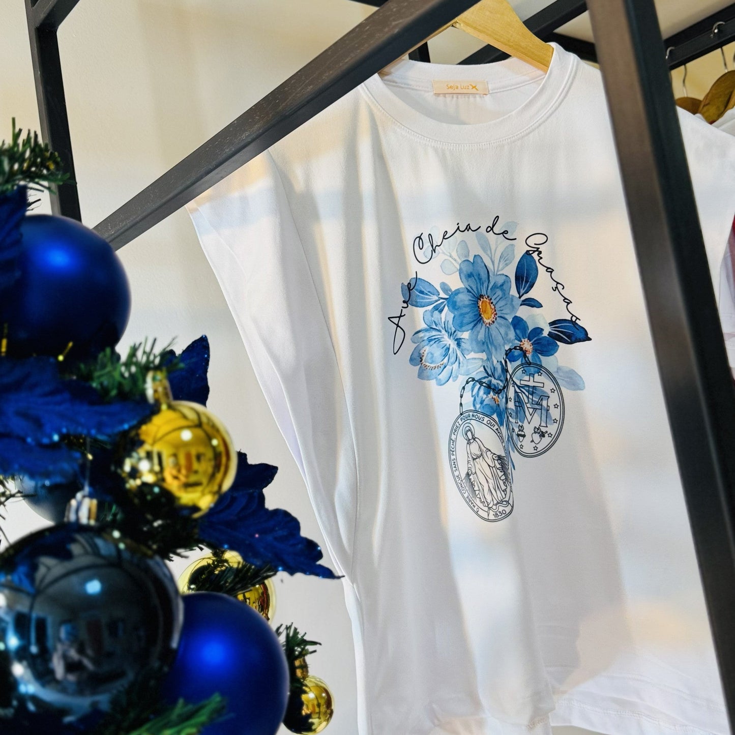 Camiseta Ave Cheia de Graça – Medalha Milagrosa (Unisex)