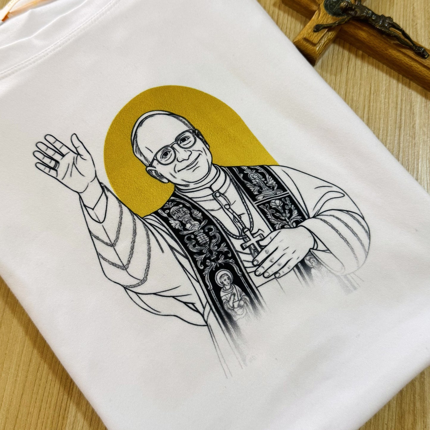 Camiseta Papa Leão XIV – Estamos nas Mãos de Deus (Unisex)