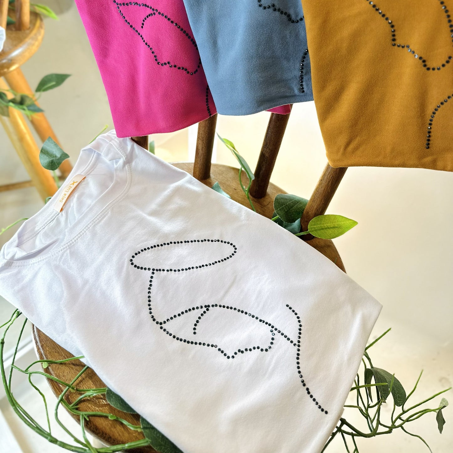 Camiseta Nossa Senhora de Fátima – Mãos em Oração (Unisex)