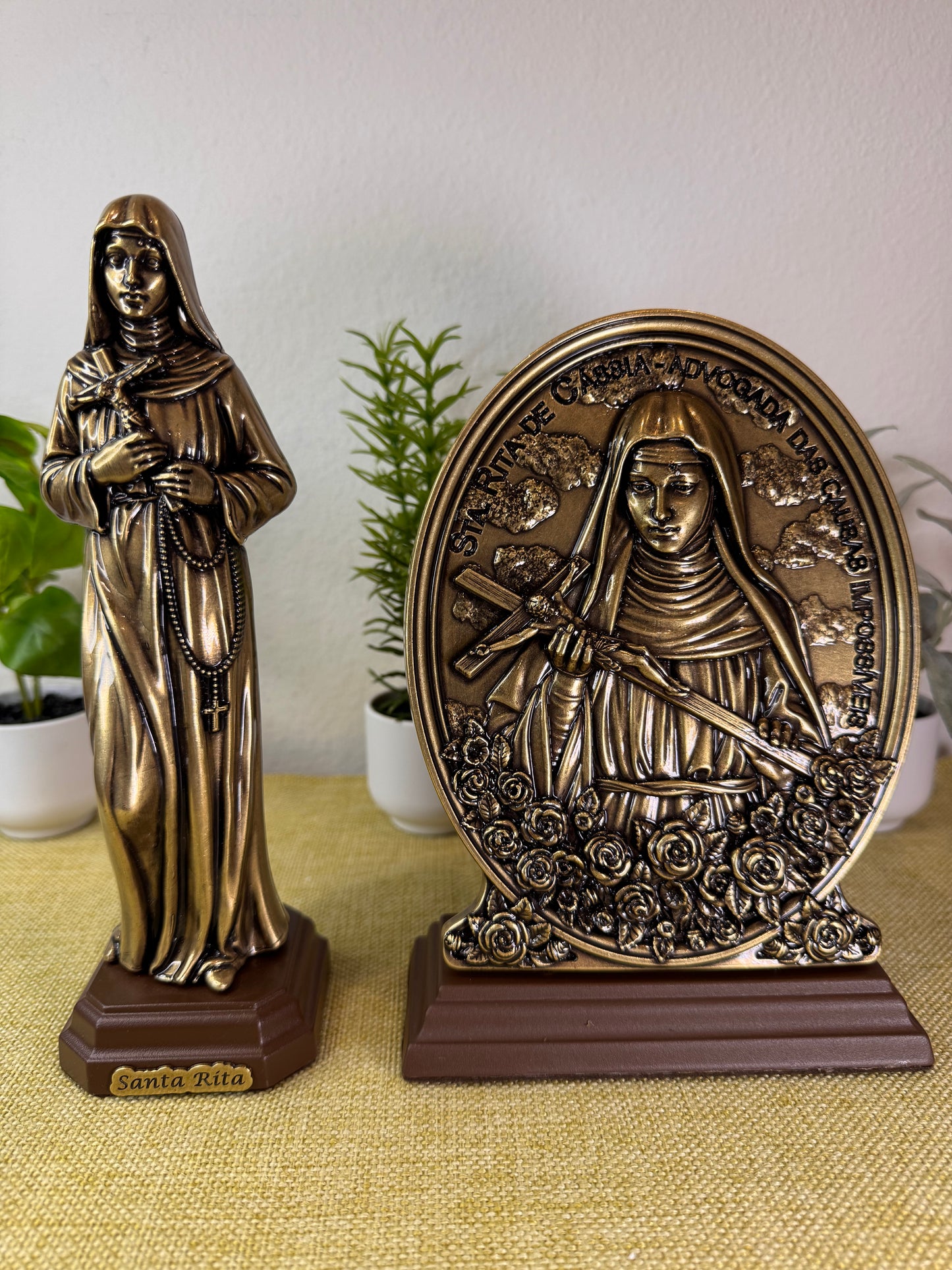 Adorno de Santa Rita de Cássia em Metal Ouro Velho