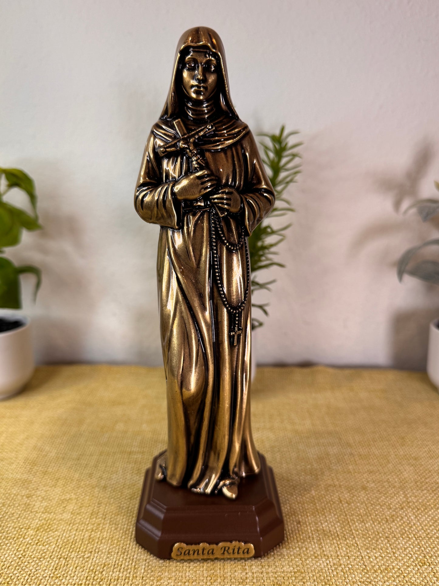 Adorno de Santa Rita de Cássia em Metal Ouro Velho