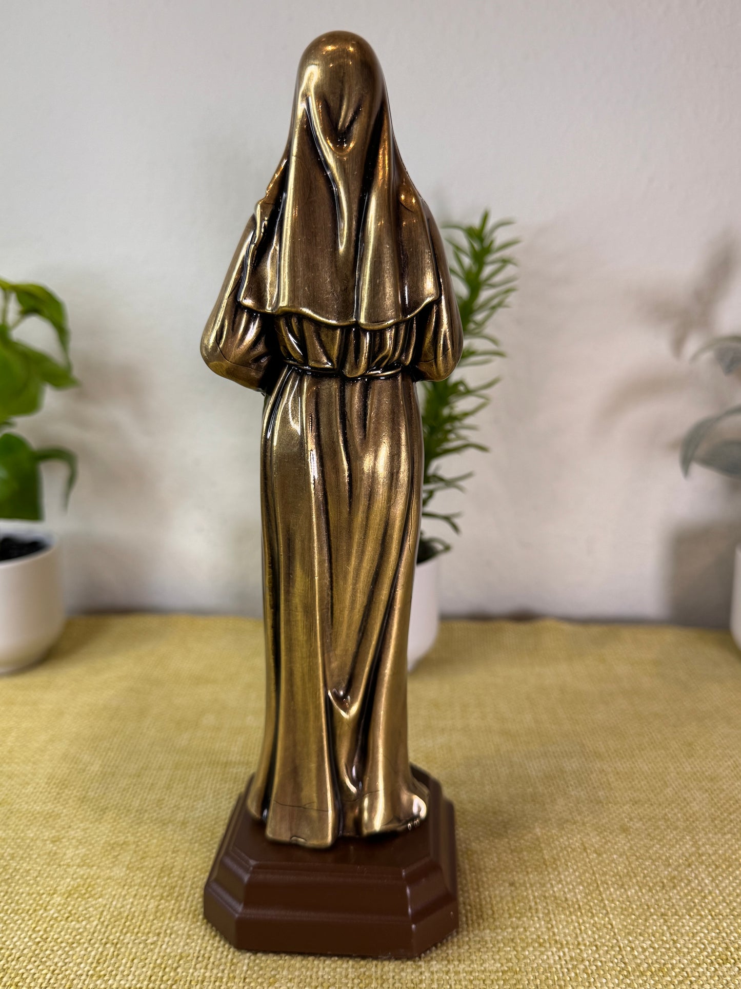 Adorno de Santa Rita de Cássia em Metal Ouro Velho