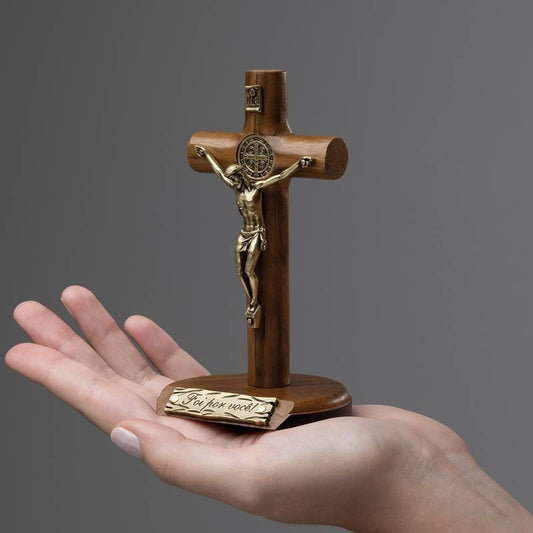 Crucifixo de Mesa em Madeira com Medalha de São Bento – 12 cm