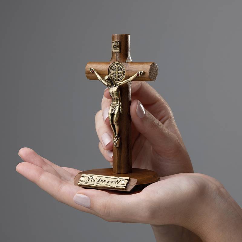 Crucifixo de Mesa em Madeira com Medalha de São Bento – 12 cm