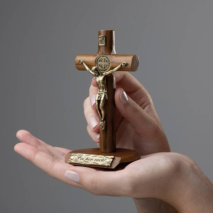 Crucifixo de Mesa em Madeira com Medalha de São Bento – 12 cm