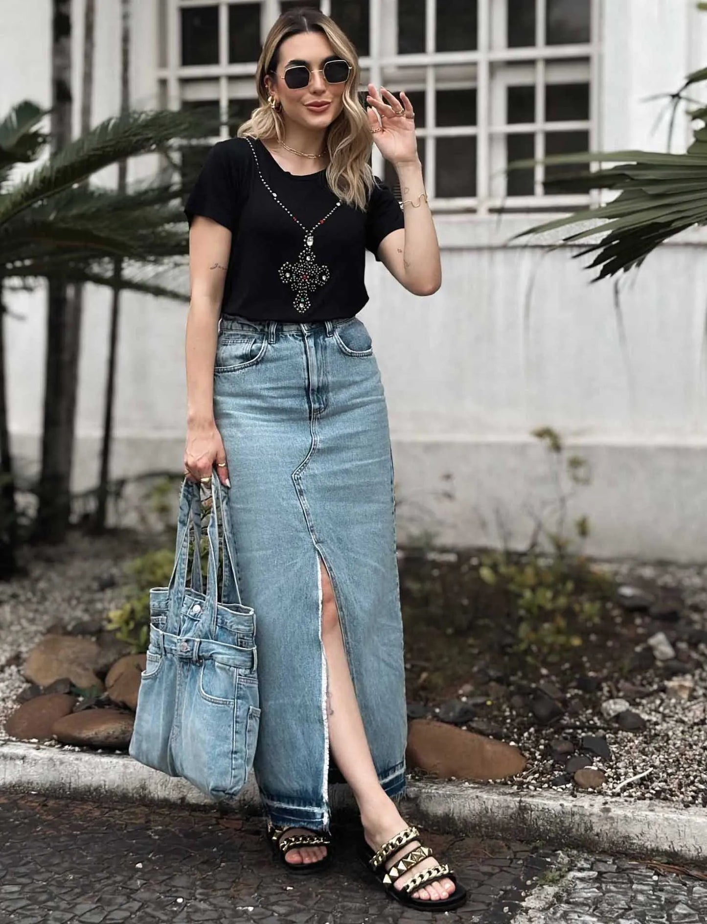 Camiseta con crucifijo bordado a mano y diamantes de imitación