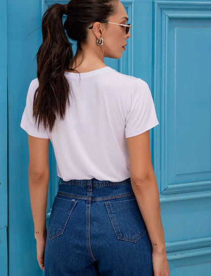 Camiseta con escote en cruz y pedrería bordada a mano