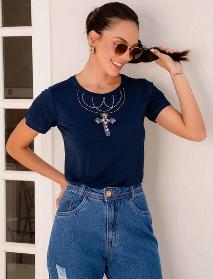 Camiseta con escote en cruz y pedrería bordada a mano