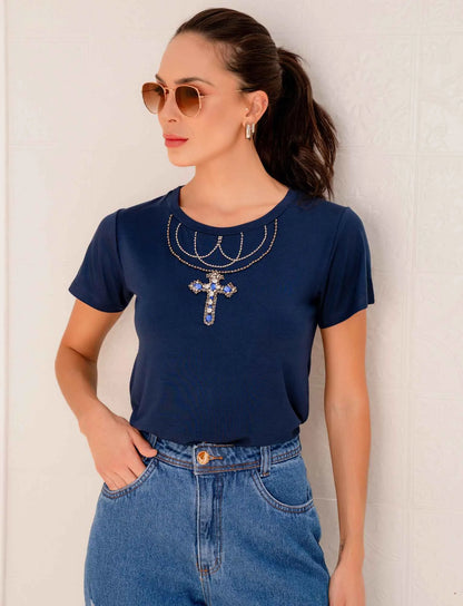 Camiseta con escote en cruz y pedrería bordada a mano