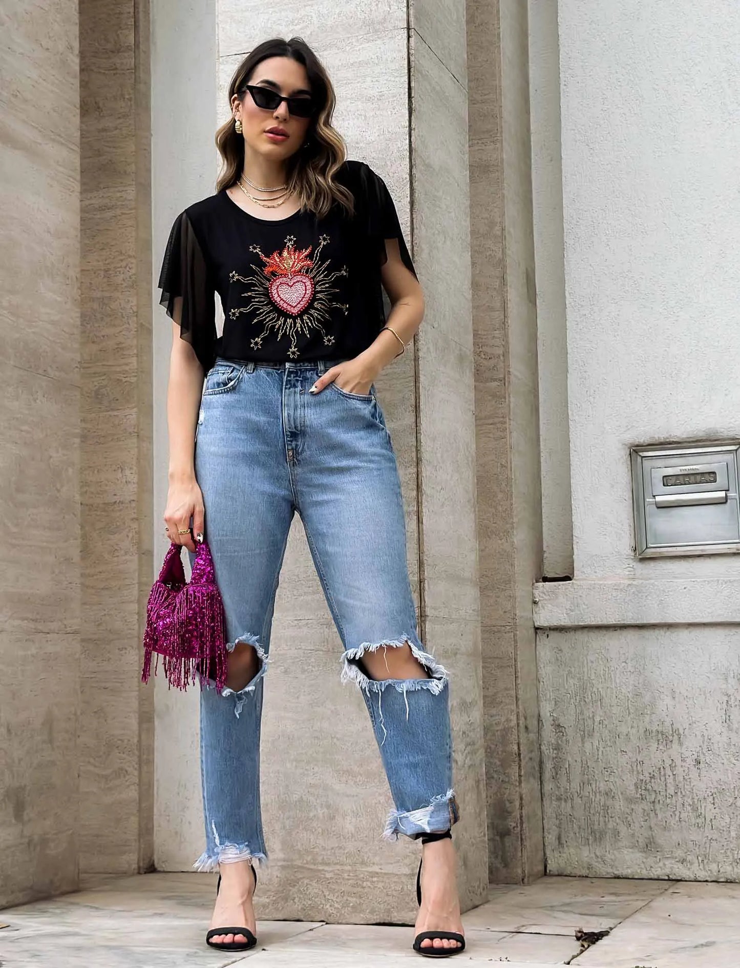 Camiseta de tul con corazón sagrado y diamantes de imitación bordados a mano
