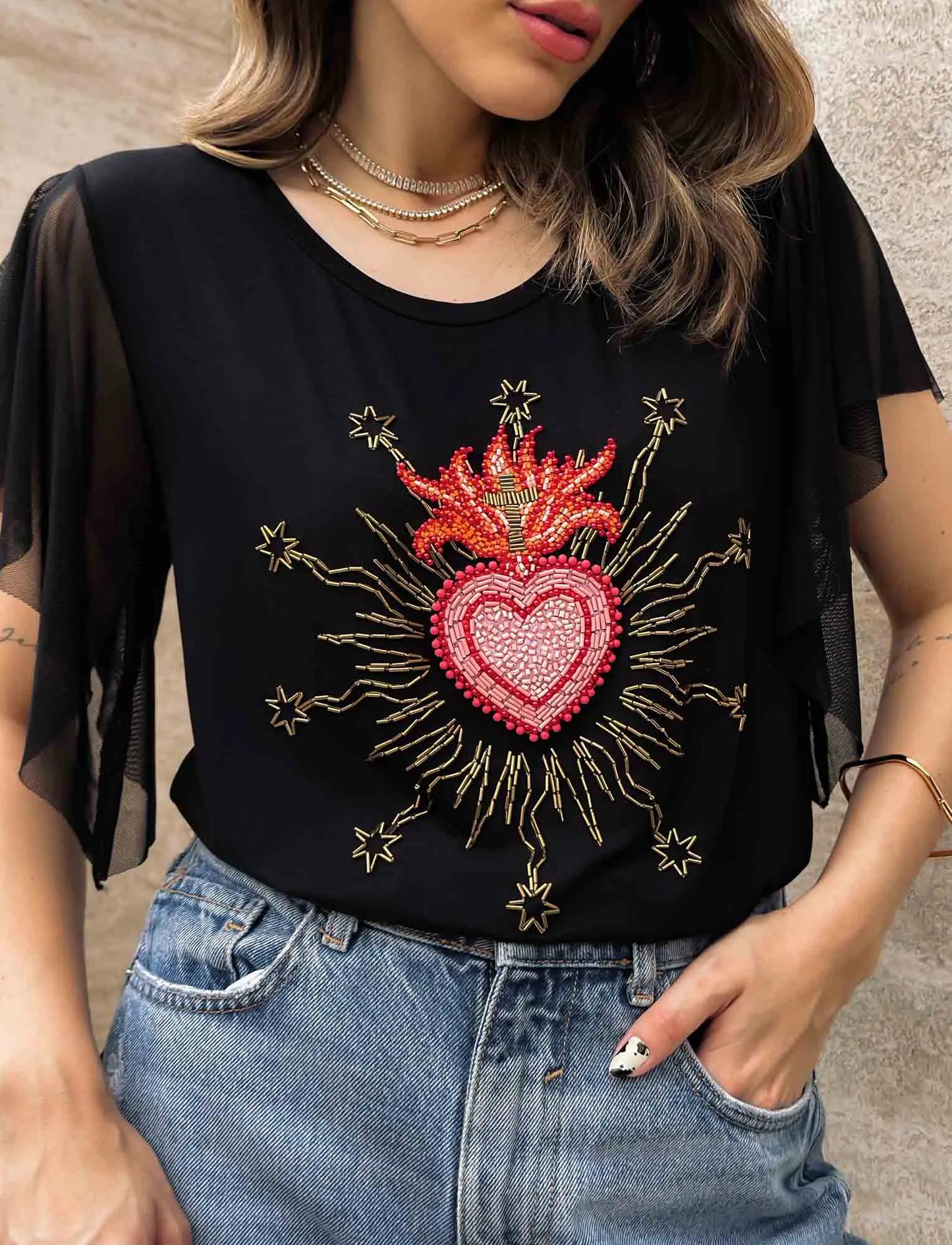 Camiseta de tul con corazón sagrado y diamantes de imitación bordados a mano